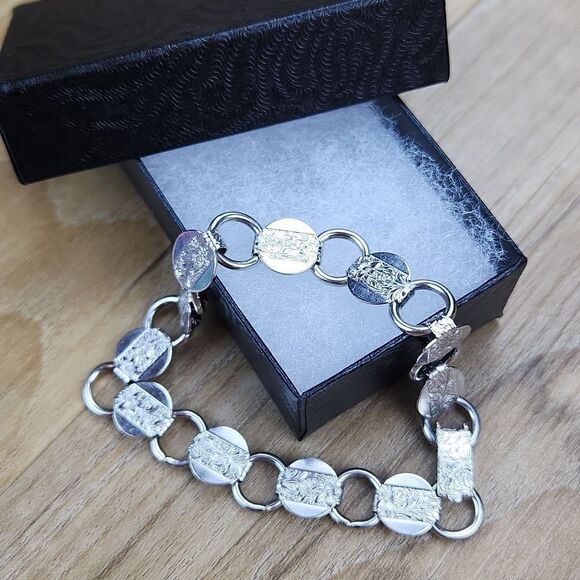 🔺️Vintage Sarah Coventry Silver "Young & Gay" Stamped Bracelet - Picture 1 of 8